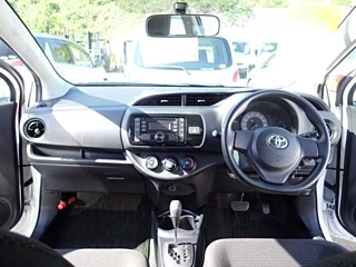 TOYOTA VITZ 2017