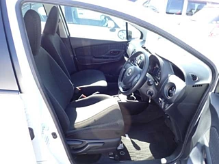 TOYOTA VITZ 2017