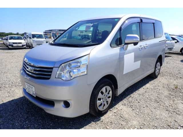 TOYOTA NOAH 2013
