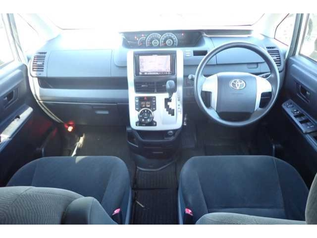 TOYOTA NOAH 2013