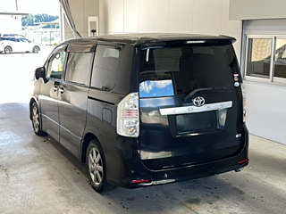 TOYOTA VOXY 2010