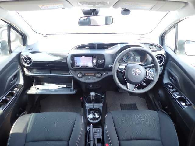 TOYOTA VITZ 2017