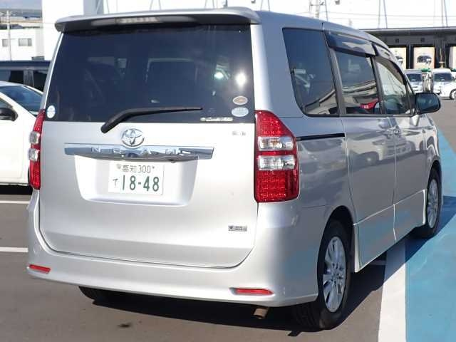 TOYOTA NOAH 2011
