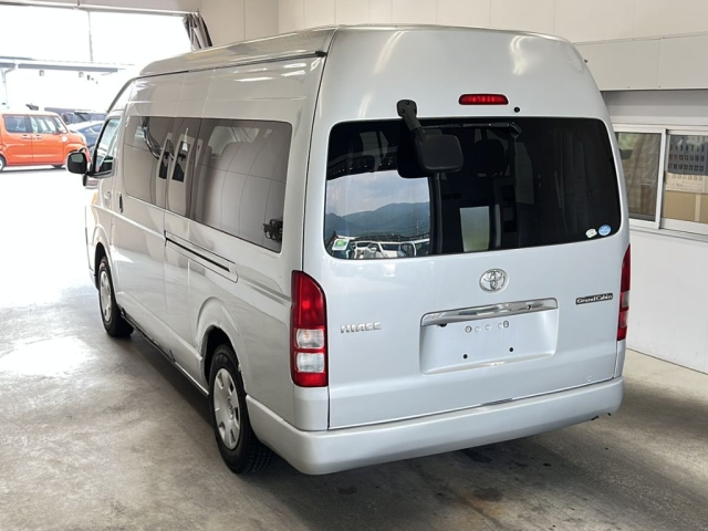 TOYOTA HIACE 2010