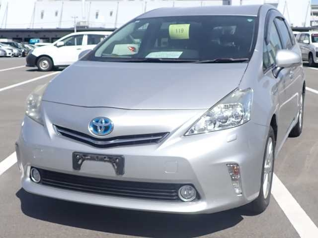 TOYOTA PRIUS ALPHA 2013