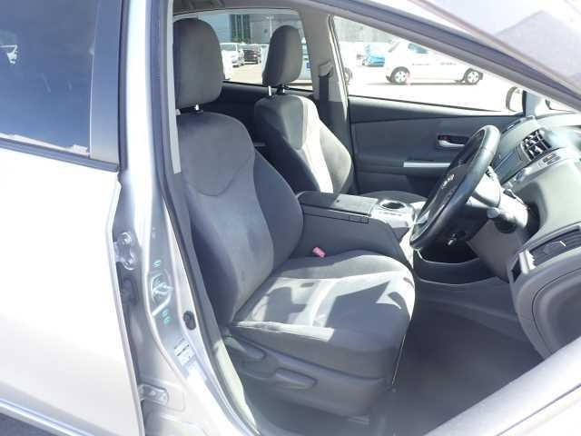 TOYOTA PRIUS ALPHA 2013