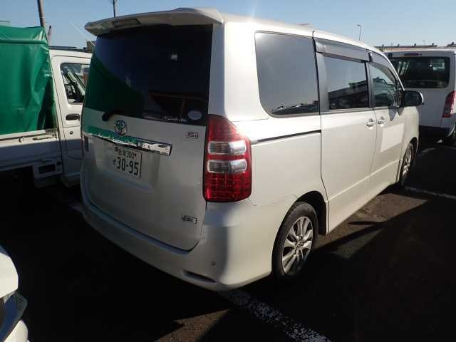 TOYOTA NOAH 2013