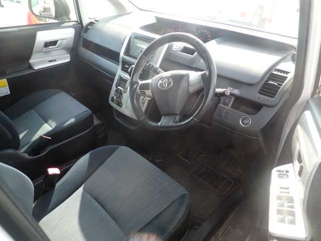 TOYOTA NOAH 2013