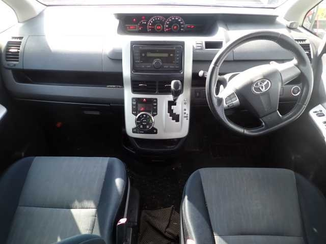 TOYOTA NOAH 2013