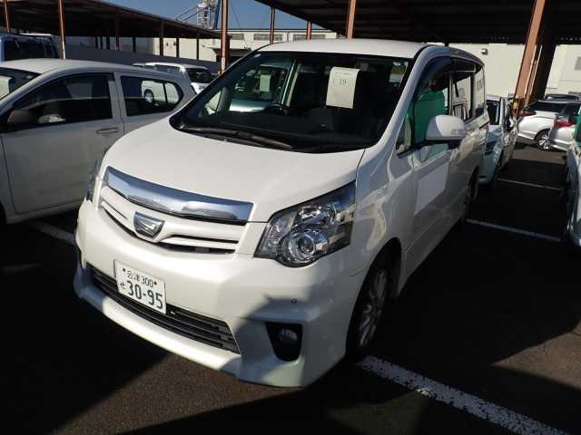 TOYOTA NOAH 2013