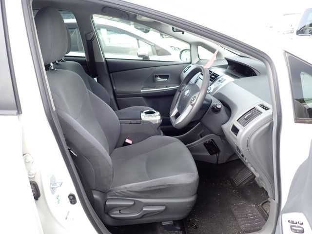 TOYOTA PRIUS ALPHA 2013