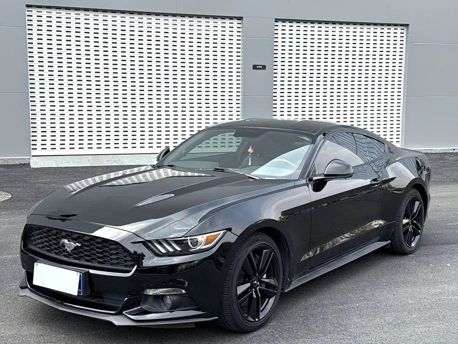 FORD MUSTANG