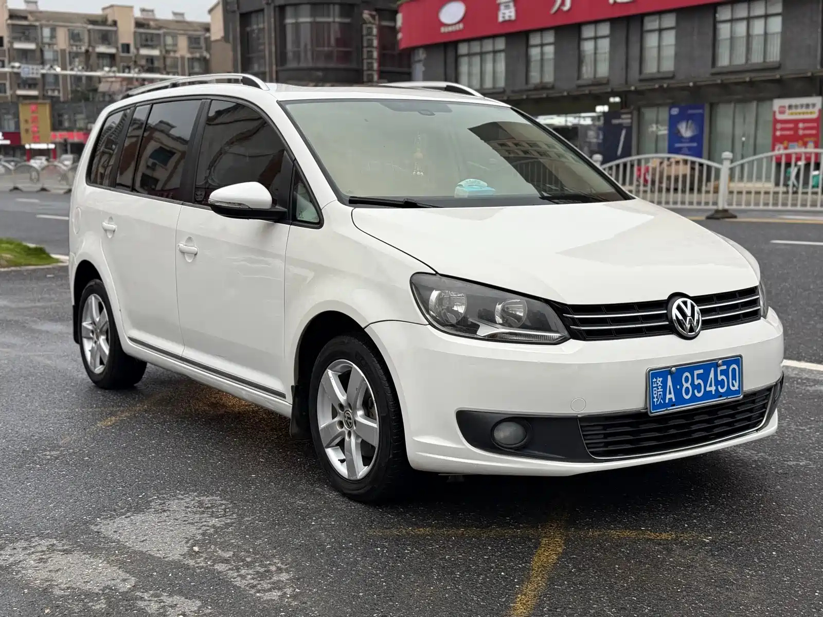 VOLKSWAGEN TOURAN