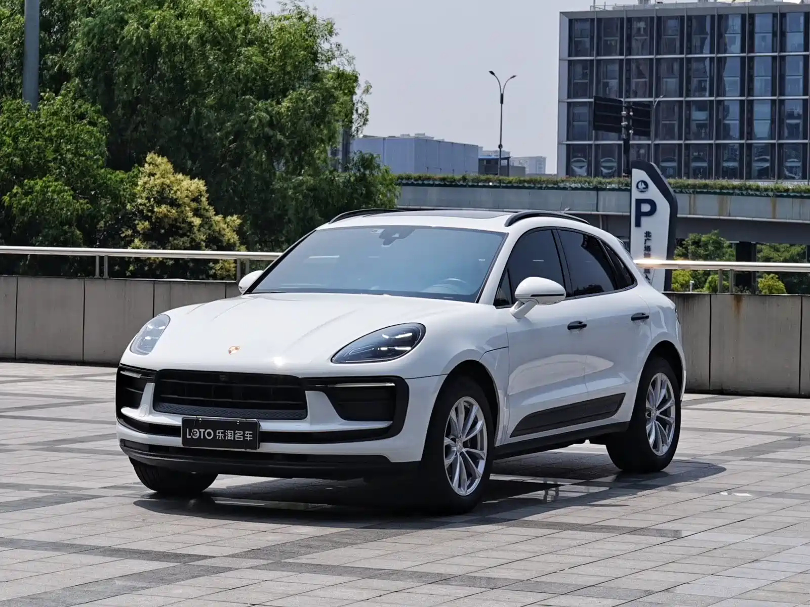 PORSCHE MACAN