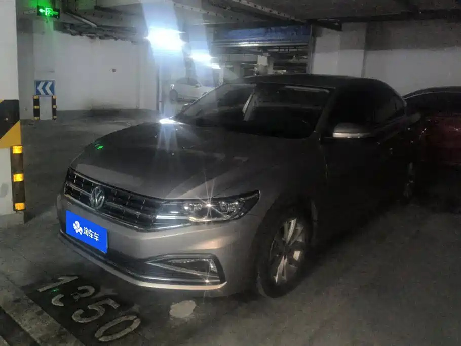 VOLKSWAGEN BORA