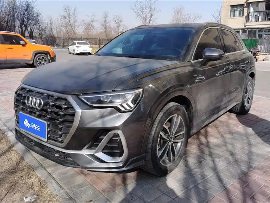 AUDI Q3