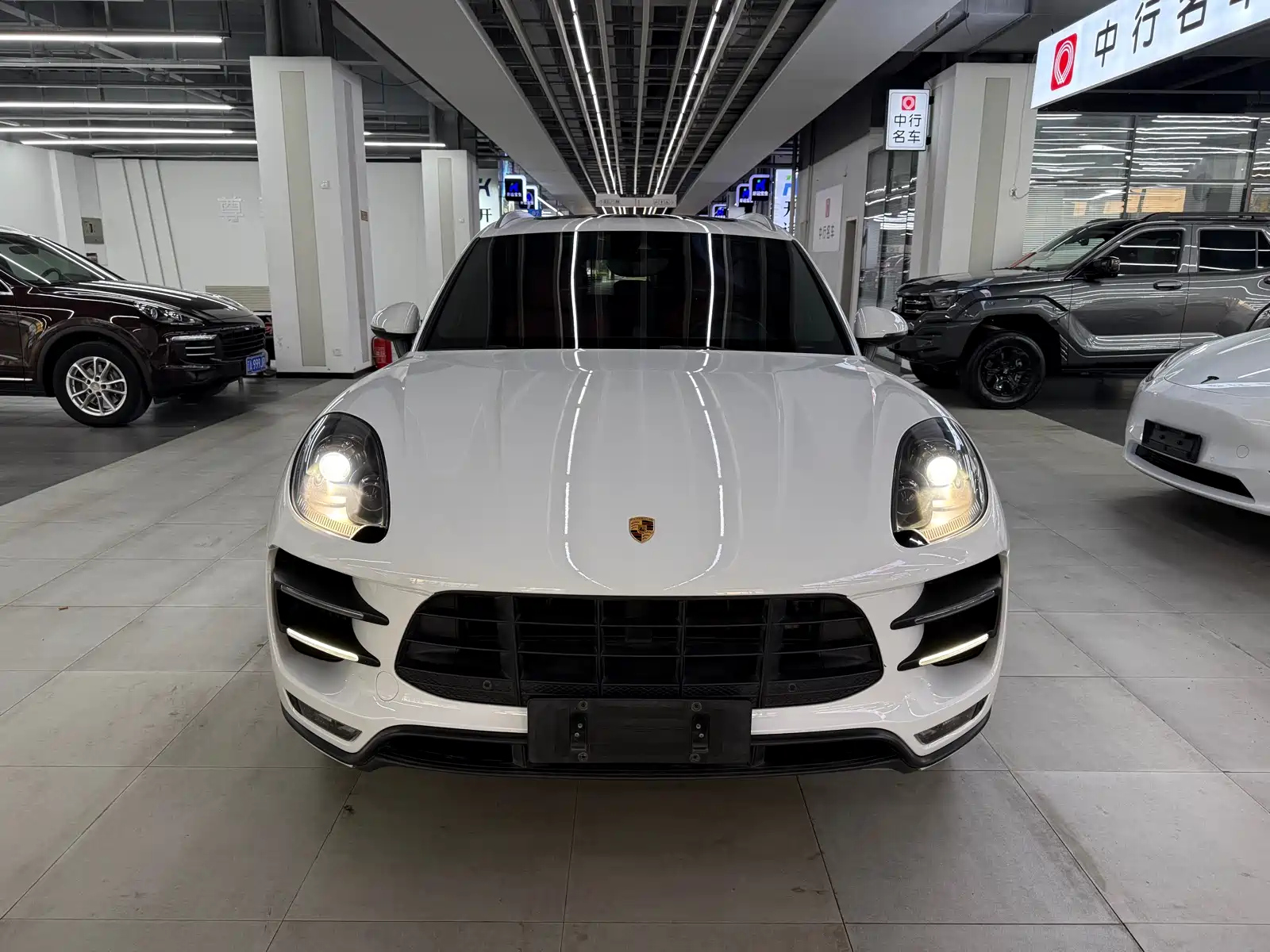 PORSCHE MACAN