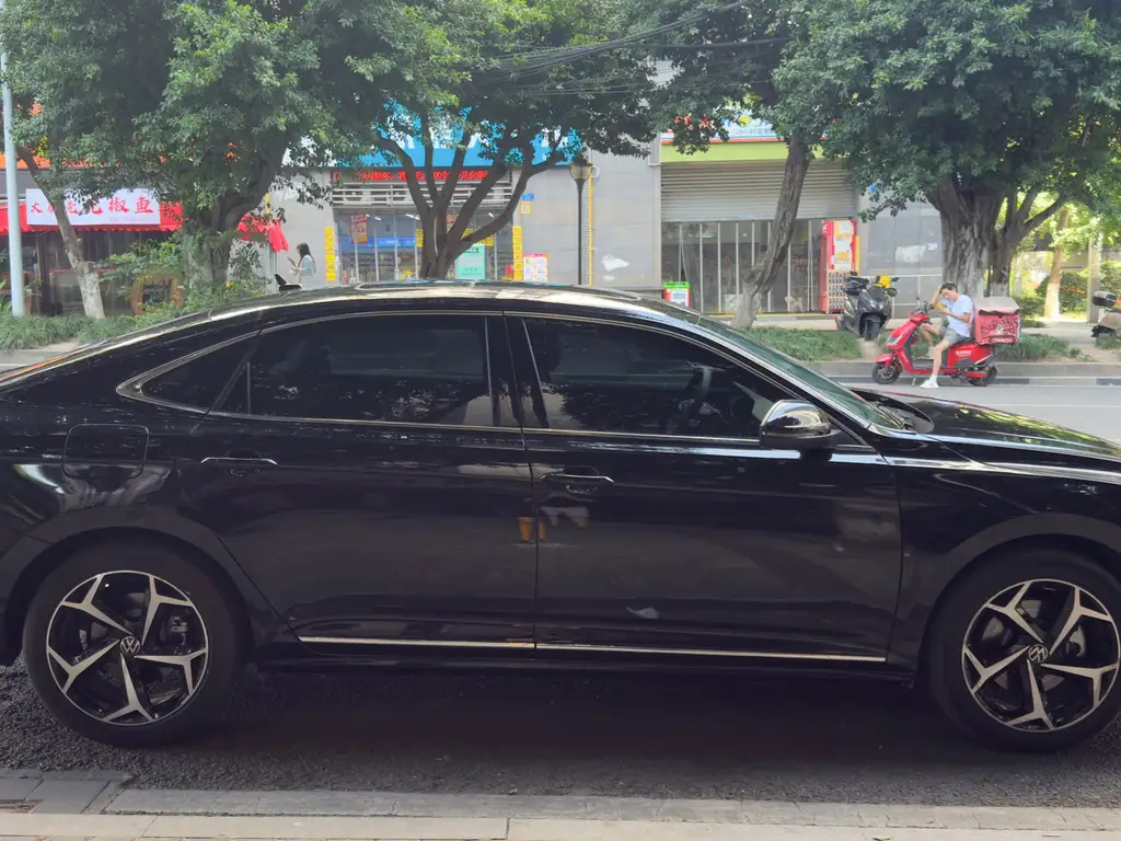 VOLKSWAGEN PASSAT 2024
