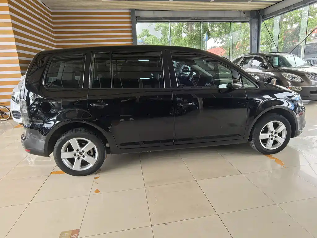 VOLKSWAGEN TOURAN 2013