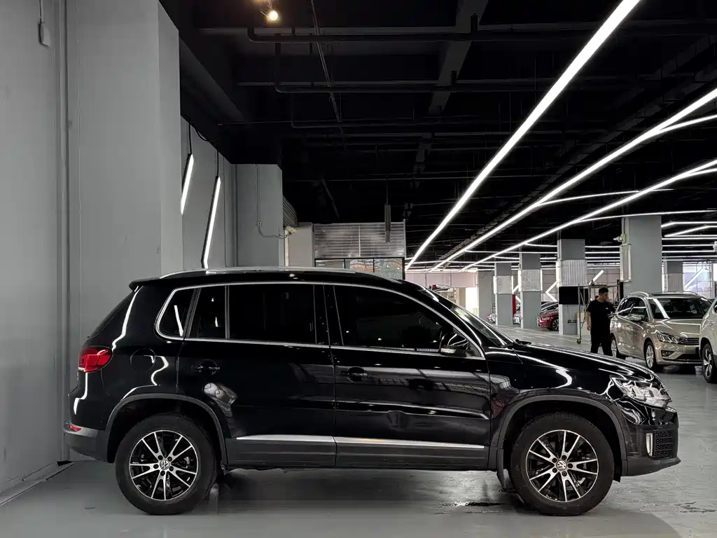 VOLKSWAGEN TIGUAN 2015
