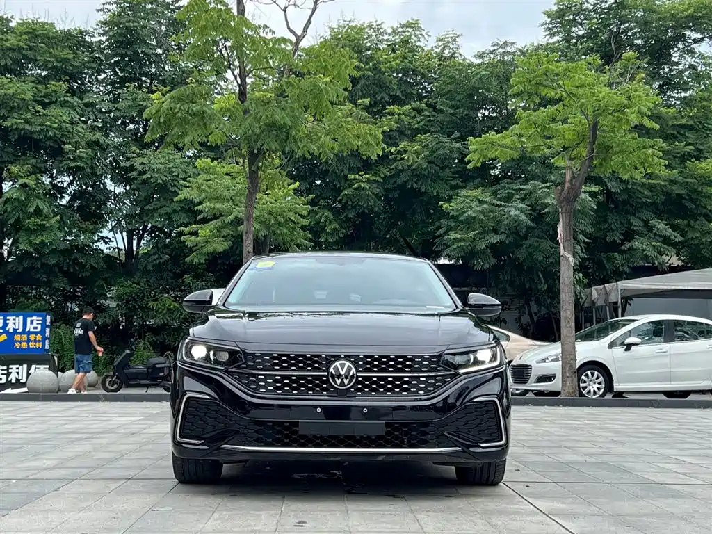 VOLKSWAGEN PASSAT 2024