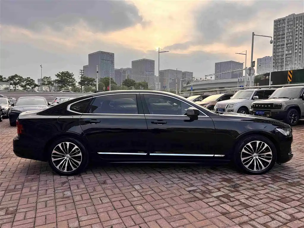 VOLVO S90 2023