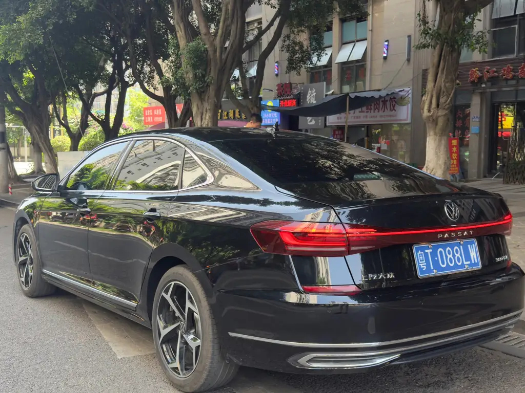 VOLKSWAGEN PASSAT 2024
