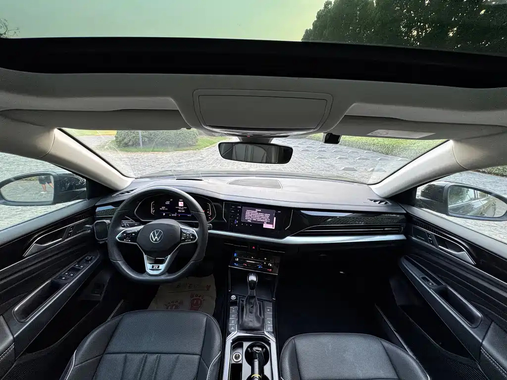 VOLKSWAGEN PASSAT 2024