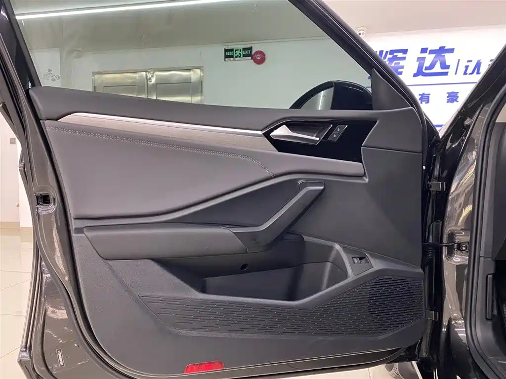 VOLKSWAGEN SAGITAR 2022