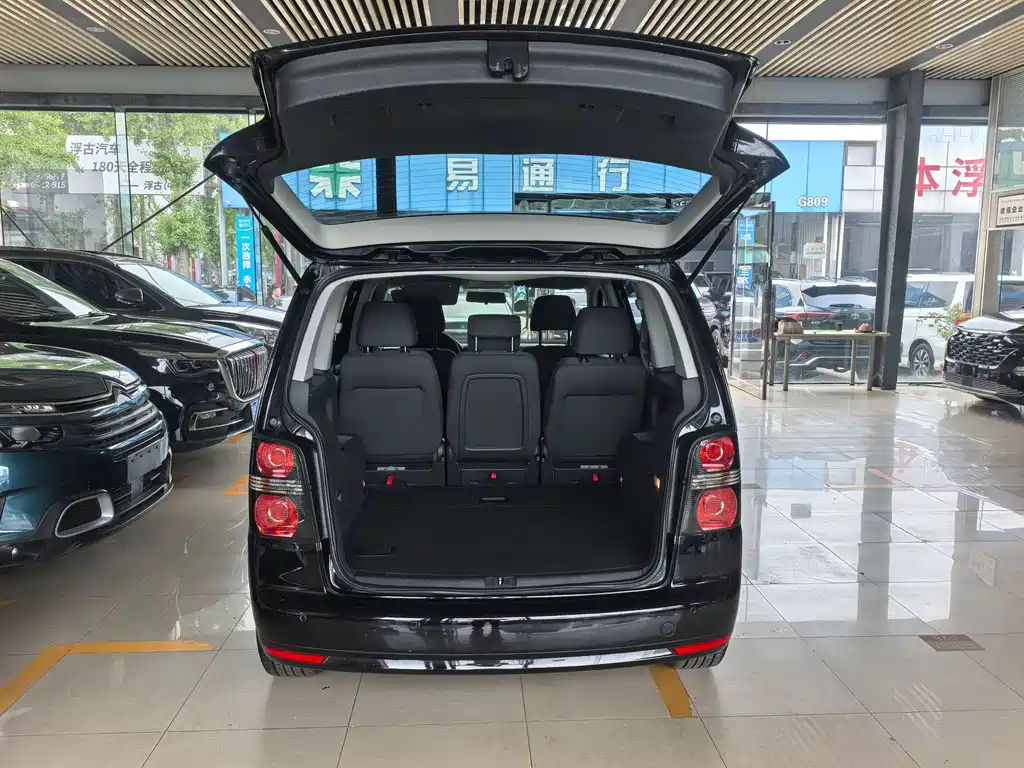 VOLKSWAGEN TOURAN 2013
