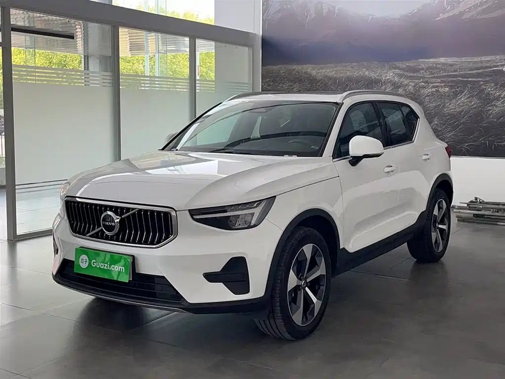 VOLVO XC40 2023