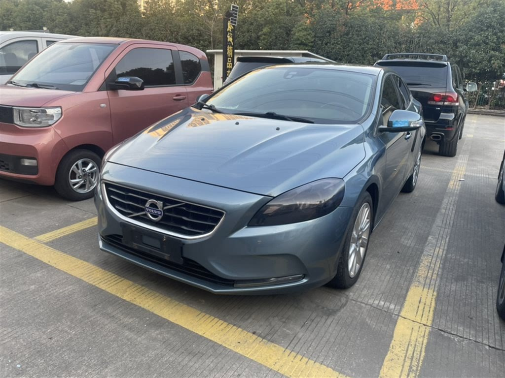 VOLVO V40 2014