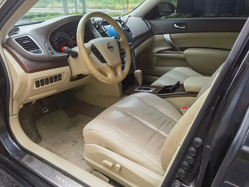 NISSAN TEANA 2010