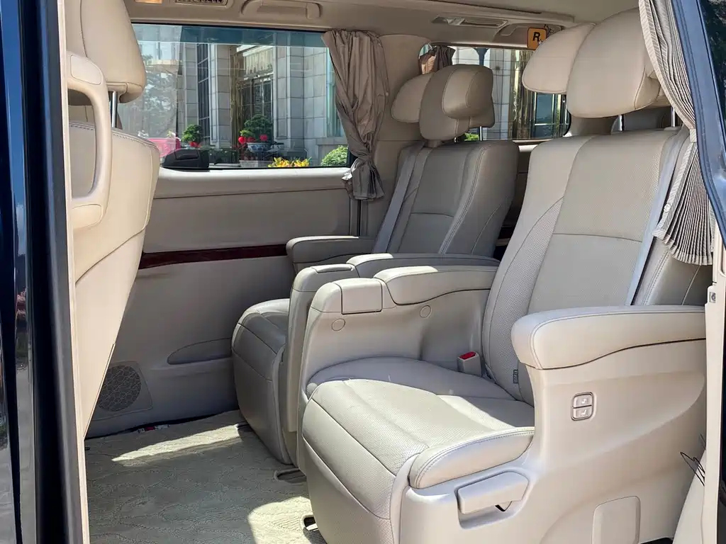 TOYOTA ALPHARD 2010