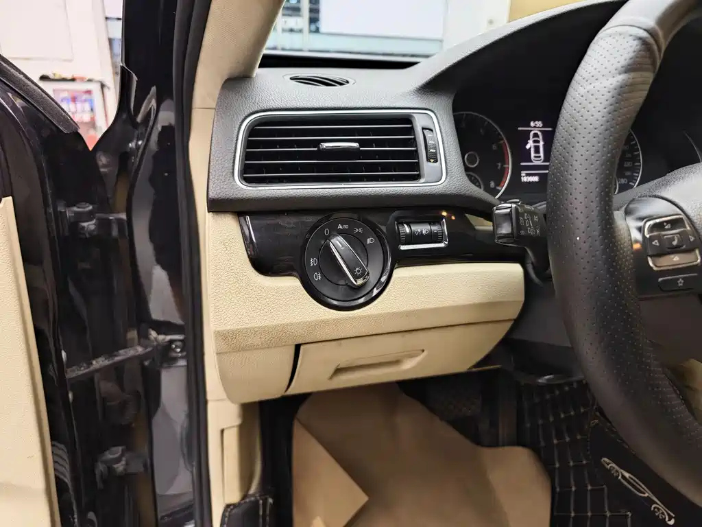 VOLKSWAGEN PASSAT 2015