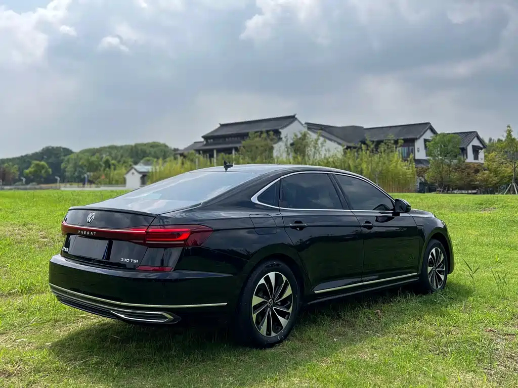 VOLKSWAGEN PASSAT 2023