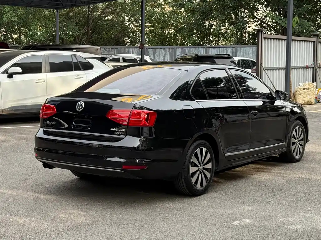 VOLKSWAGEN SAGITAR 2015