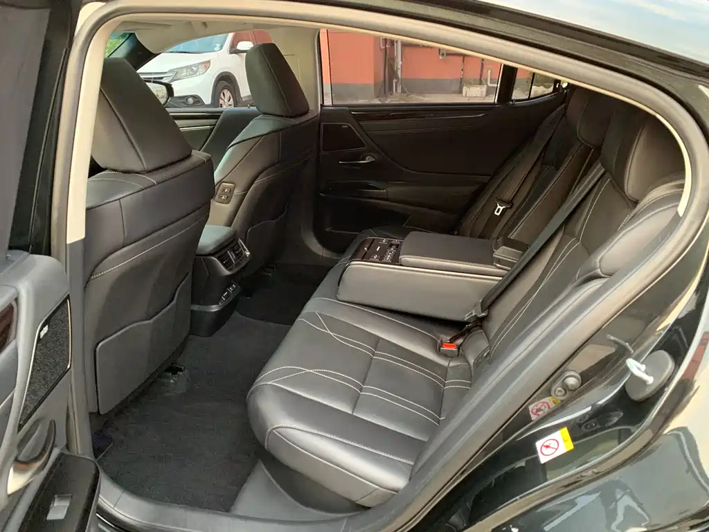 LEXUS ES 2018