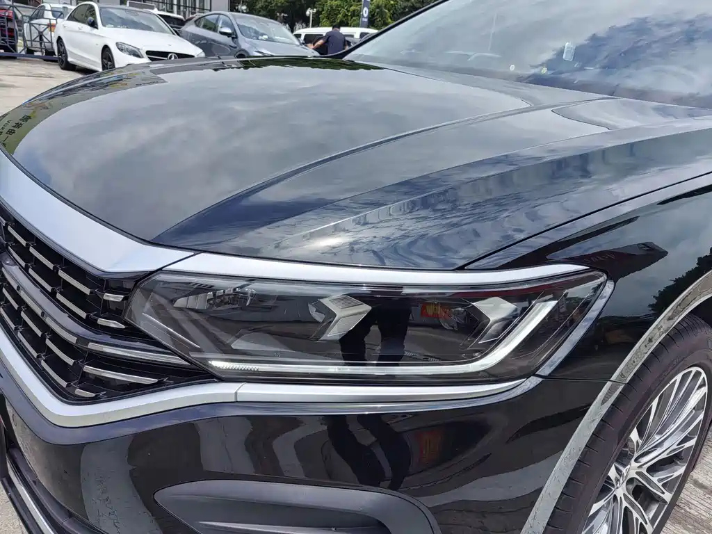 VOLKSWAGEN PASSAT 2024