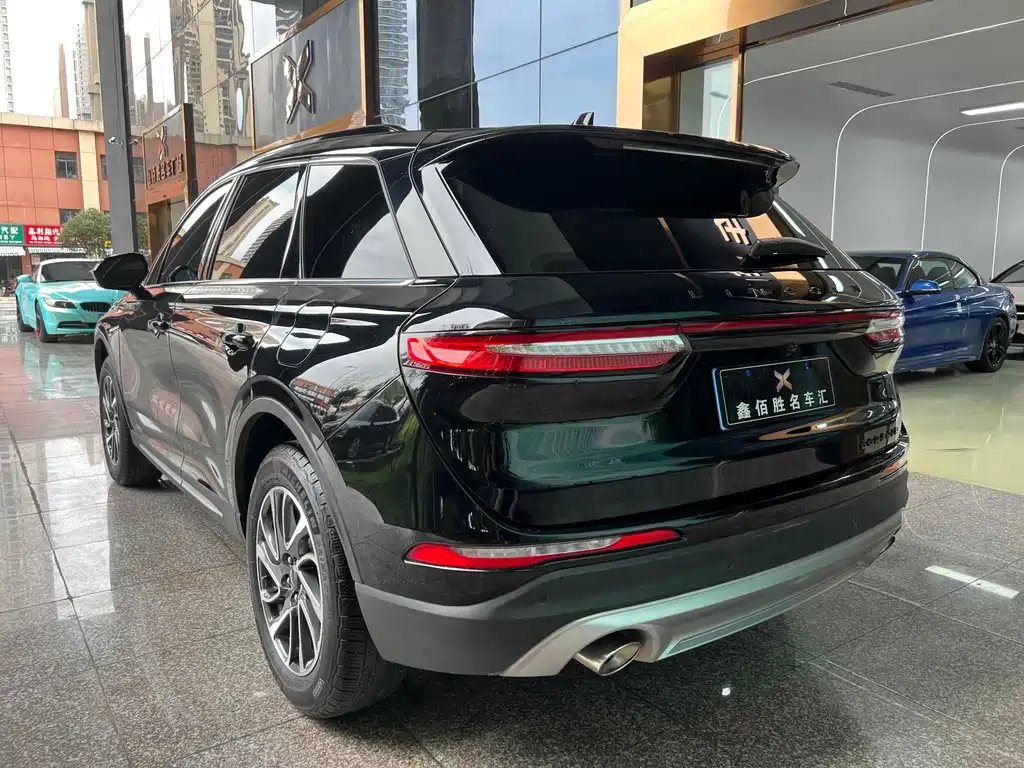 LINCOLN ADVENTURER 2021