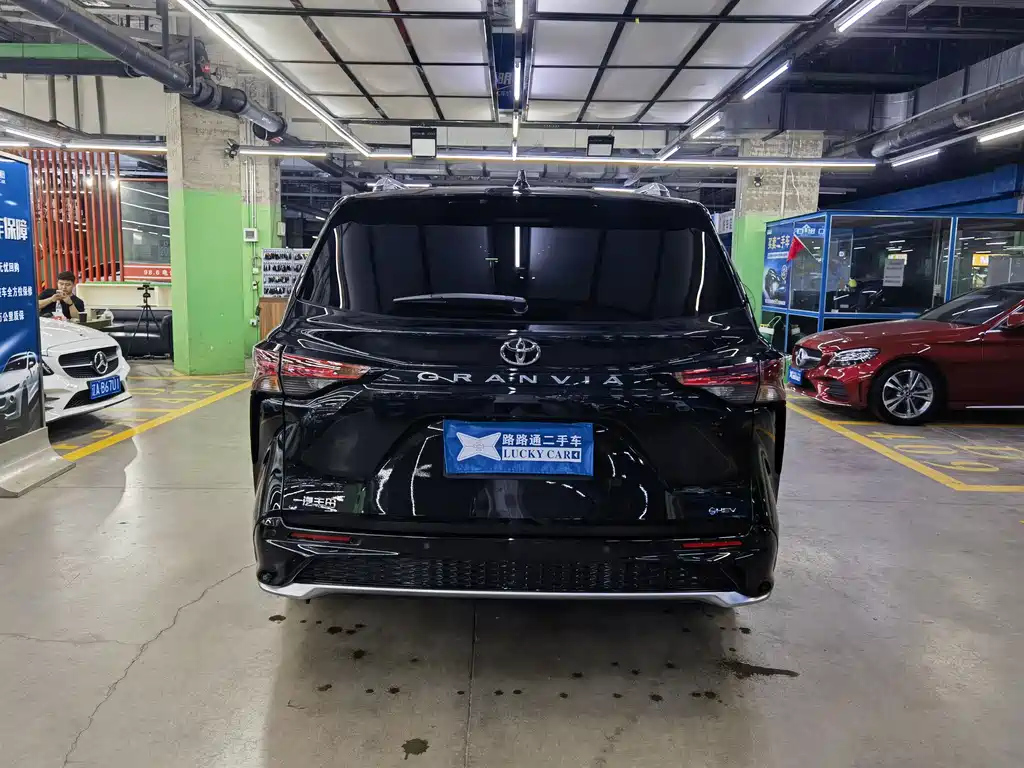 TOYOTA GRANVIA 2024