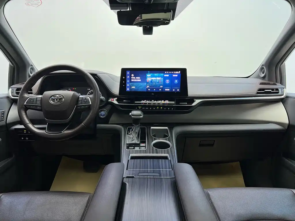 TOYOTA GRANVIA 2023