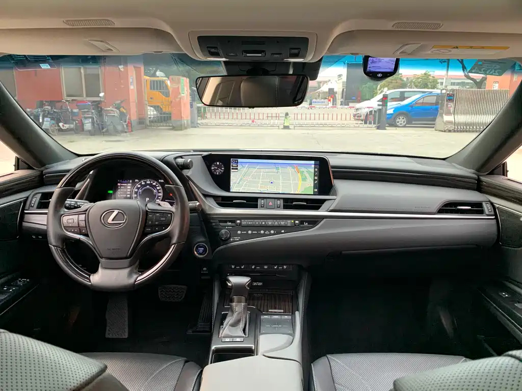 LEXUS ES 2018