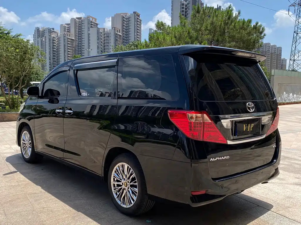 TOYOTA ALPHARD 2010