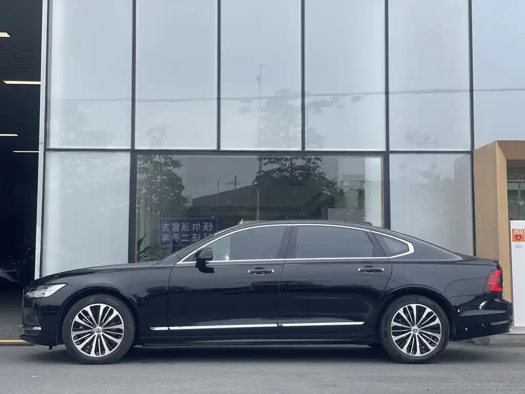 VOLVO S90 2023