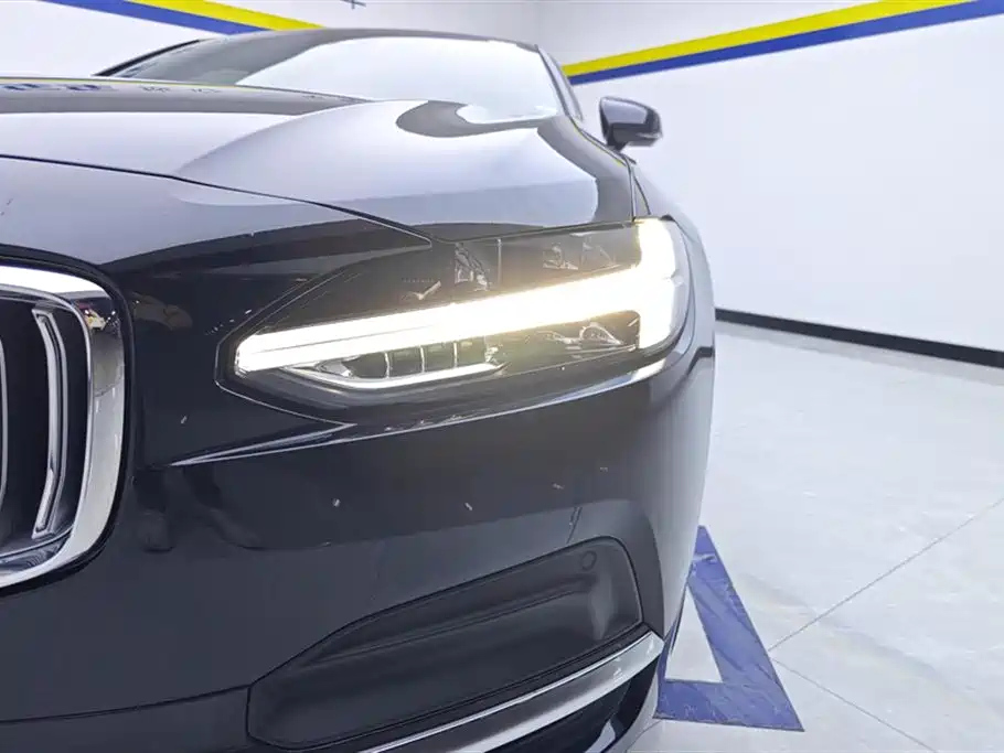 VOLVO S90 2023