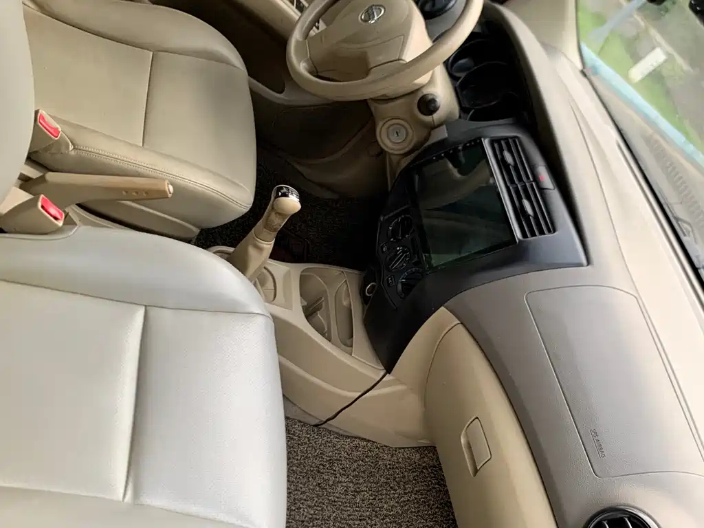 NISSAN LIVINA 2010
