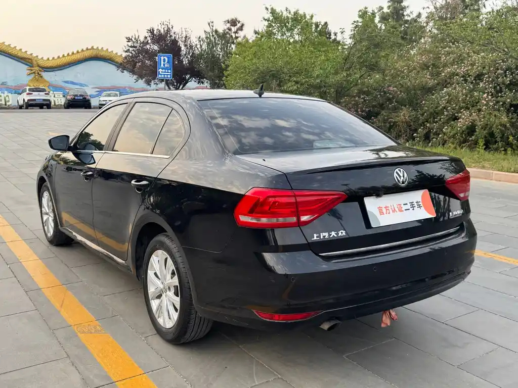 VOLKSWAGEN LAVIDA 2015