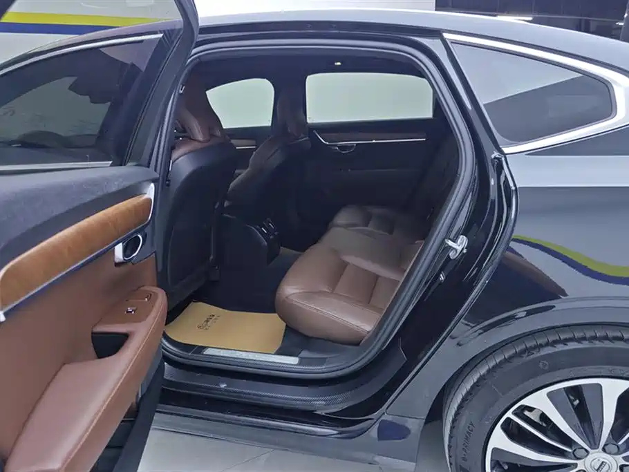 VOLVO S90 2023