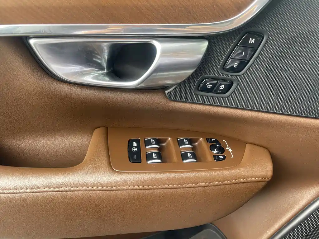 VOLVO S90 2023